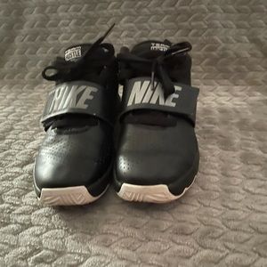 BOYS' NIKE BIG KID TEAM HUSTLE D8  size 2.5y